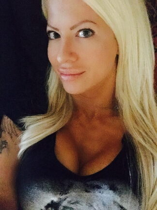 Angelina Love sexy-boobs