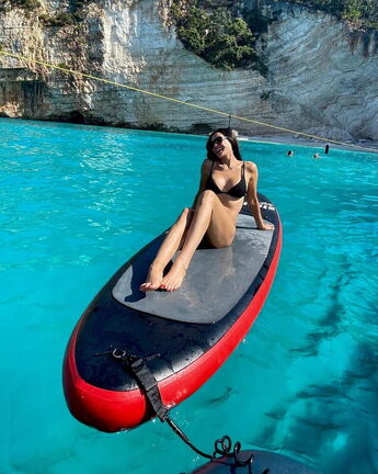 Demi Moore goes-nude