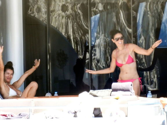 Demi Moore goes-nude