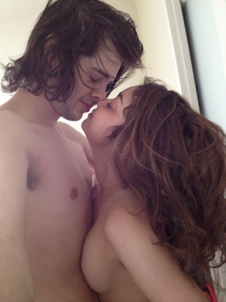 Sarah Hyland goes-nude