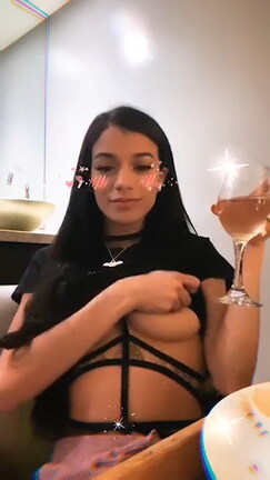 Savannah Sixx goes-sexy