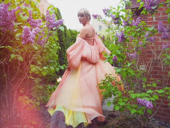 Taylor Swift sexy-ass