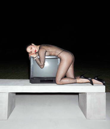 Vanessa Hudgens goes-nude