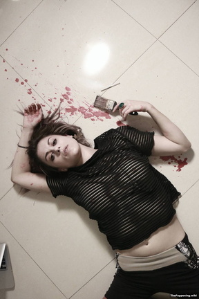 Lindsey-Shaw-nude-legs-post-188567-947424-0