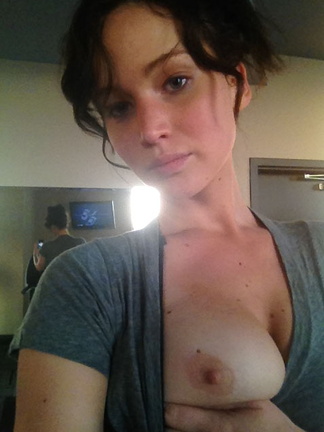 Jennifer Lawrence goes-nude