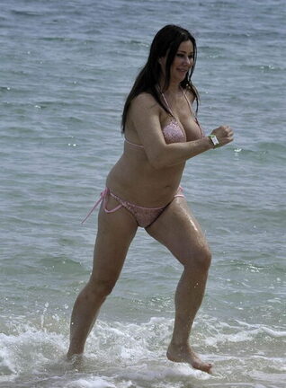 Lisa Appleton goes-sexy