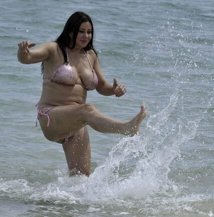 Lisa Appleton goes-sexy