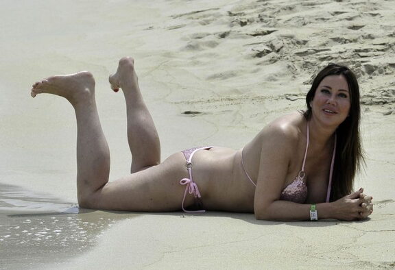 Lisa Appleton sexy-boobs