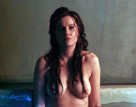 Lucy Lawless goes-nude