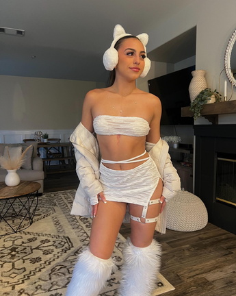 Saryna Gracia Boobs