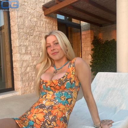 Clementine Vaughn Boobs