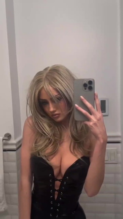 Leni Olumi Klum cleavage deep