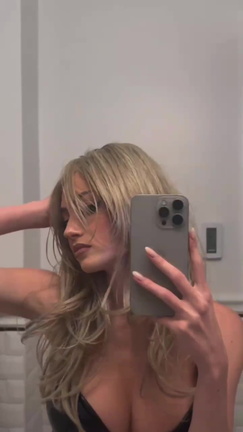 Leni Olumi Klum massive cleavage