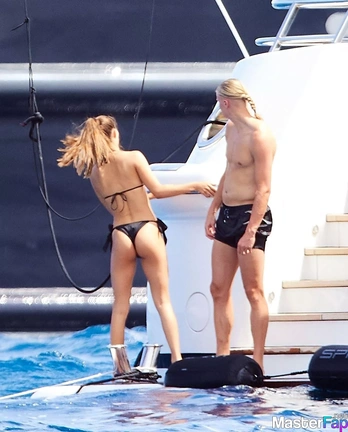 Isabel Haugseng Johansen bikini ass