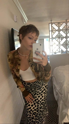 Grace VanderWaal tits selfie