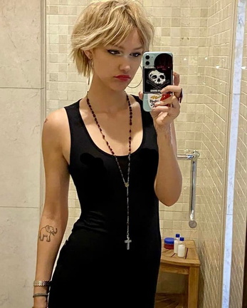 Grace VanderWaal black dress selfie