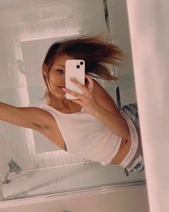 Grace VanderWaal armpit hairy
