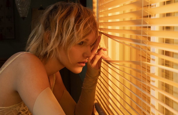 Grace VanderWaal spying