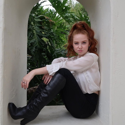 Francesca Capaldi legs