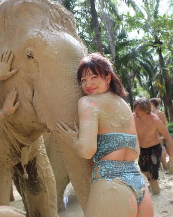 Peyton Elizabeth Lee ass wet