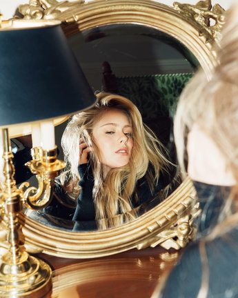 Loreto Peralta blonde goes sexy in the mirror