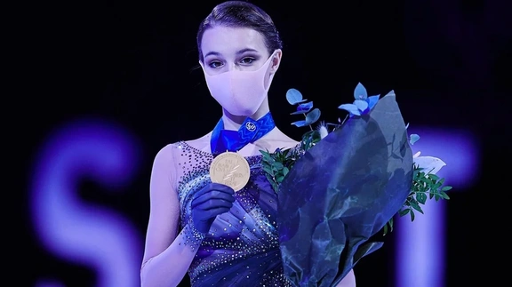 Anna Shcherbakova with medal and mask